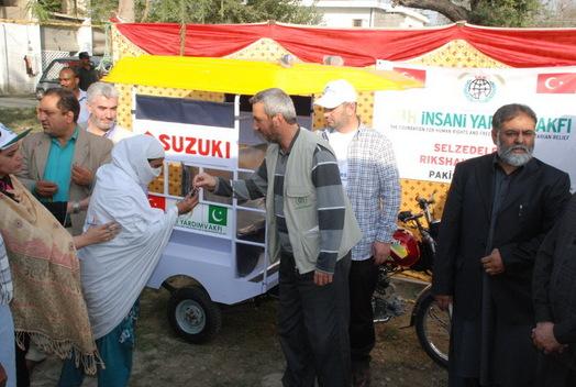 Pakistani families given rickshaws