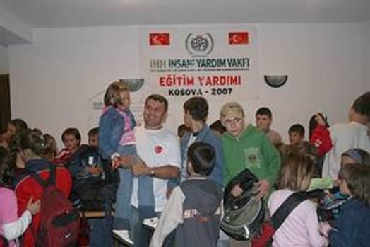 Yetimlere bayramlık elbise