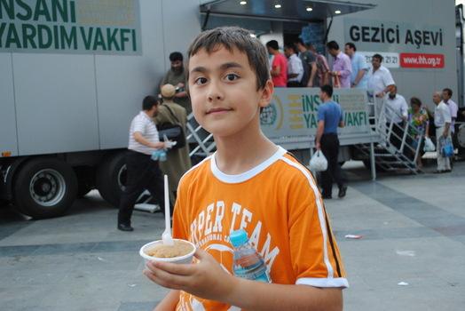 Berat kandilinde helva dağıttık