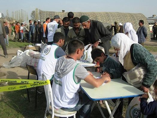 فرق هيئة الإغاثة تداوي الجراح