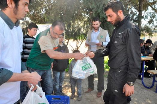 مساعدات للاجئين السوريين على نقطة الصفر