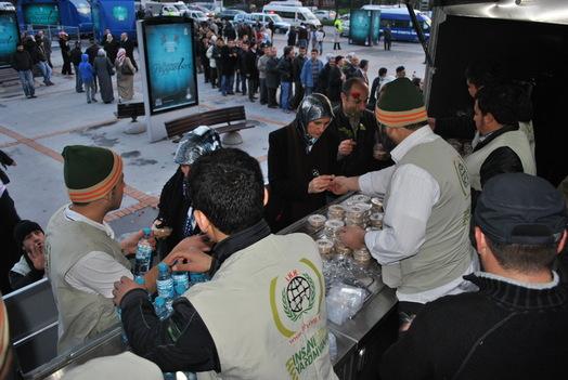 Kutlu doğum etkinliğinde helva dağıtıldı