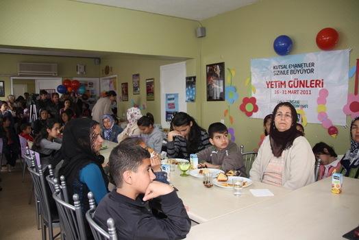 Adana, yetimlerini yalnız bırakmadı