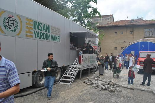 IHH delivers hot meals to 7,000 quake victims in Simav