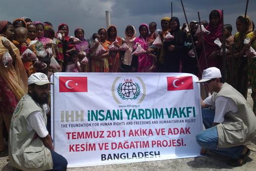 Sacrificial meat given to Arakanese refugees