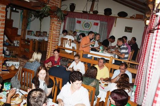 İHH Vietnam ve Bosna Hersek’i iftar sofralarında buluşturdu
