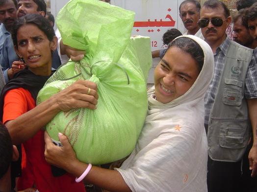 IHH delivers aid to flood victims in Pakistan