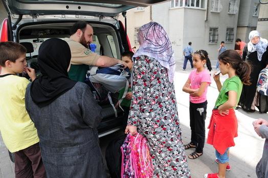 Yüzlerce mülteci çocuğa kırtasiye yardımı