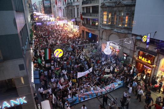 Tens of thousands of people join Mavi Marmara march in Taksim Square