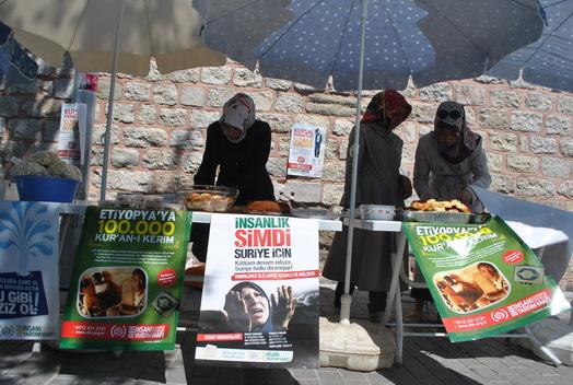 Fatih Camii'nde yetimler yararına kermes