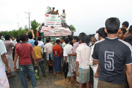Rice supplies provided to Arakanese refugees