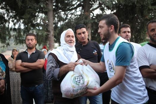 معونات من دقيق ومستلزمات معيشية اخرى للاجئين السوريين