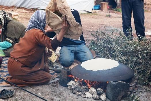 هيئة الإغاثة الإنسانية وهيئة الاعمال الخيرية ترسل 8 شاحنات دقيق إلى سوريا