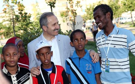 Bosnalı ve Somalili çocuklar uçurtmalarını dünya barışı için uçurdu