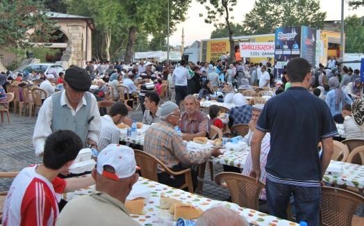 İHH iftar tırı Kahramanmaraş’ta 2 bin kişi ağırladı