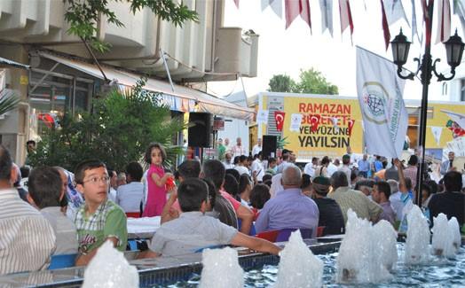 İHH, Adıyaman’da 2 bin kişiye iftar verdi