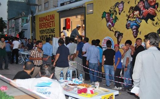 Vanlılardan İHH gezici iftar tırına yoğun ilgi