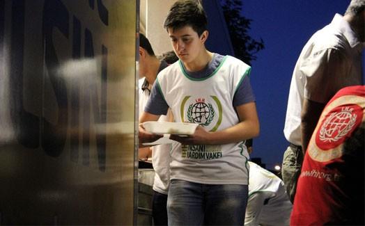 İHH Gezici İftar Tırı’nın yeni durağı İnegöl