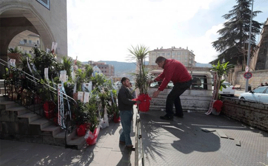 Başkan kutlama çiçeklerini İHH'ya bağışladı