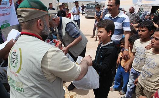 ملابس جديدة لالف ومئة يتيم سوري