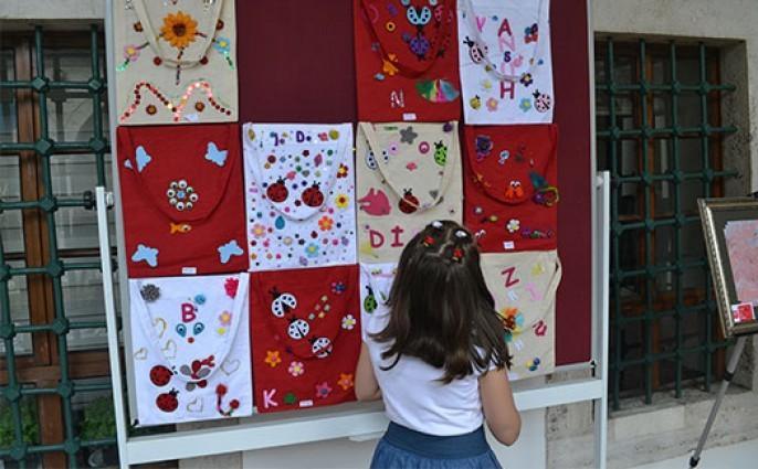 Yetim çocuklar ve annelerinin 400 eseri satışta