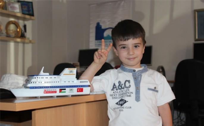 Little Bosnian boy sends his pocket money to his Palestinian brothers