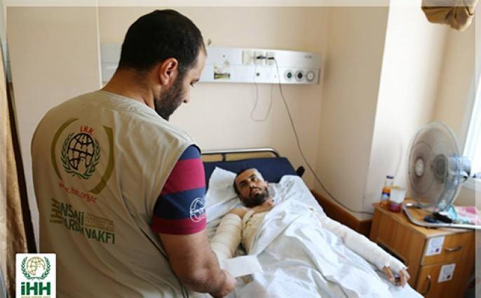 Cash assistance from IHH to the wounded Palestinians