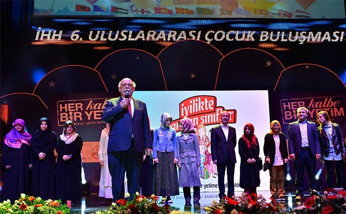 Milli Eğitim Bakanı Nabi Avcı’dan  yetimlere destek veren okullara plaket