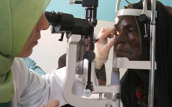 Afrika’da 80 bin göz ameliyatı