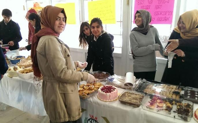 Liselilerden yetimler için kermes