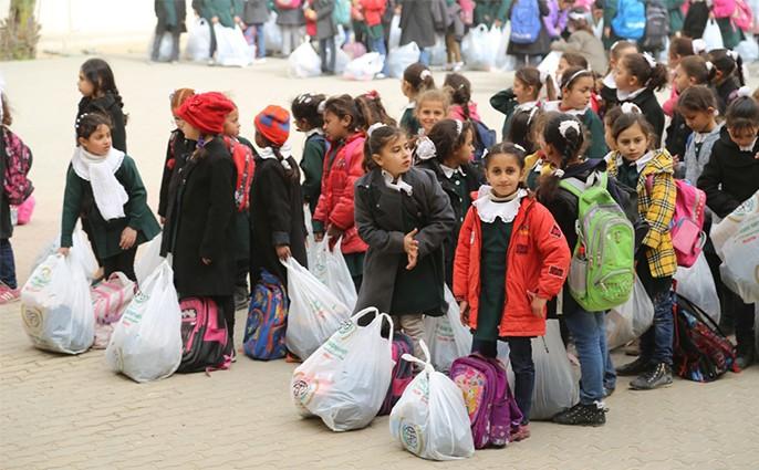 معونات شتوية للطالبات في غزة
