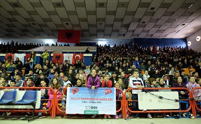 Arnavutluk'taki yetimlerin yüzü İHH ile güldü