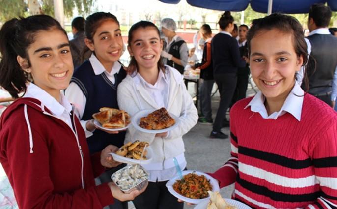 Mersin'de öğrencilerden yetim kermesi