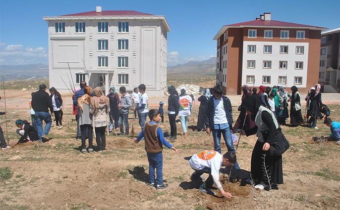 Van’daki yetimlerin artık elma bahçesi var