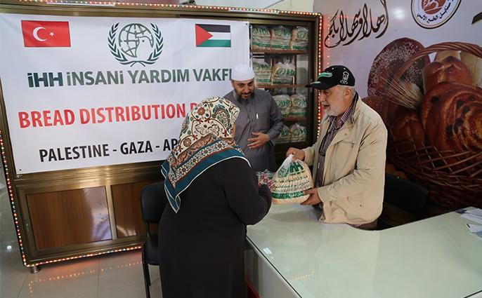 IHH delivers bread aid to Gaza