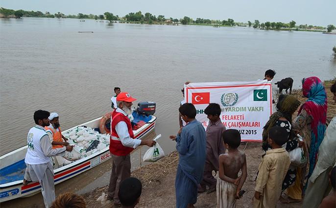 Selin vurduğu Pakistan’a acil gıda yardımı