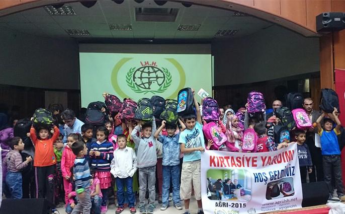Ağrı İHH’dan 200 yetim öğrenciye kırtasiye yardımı