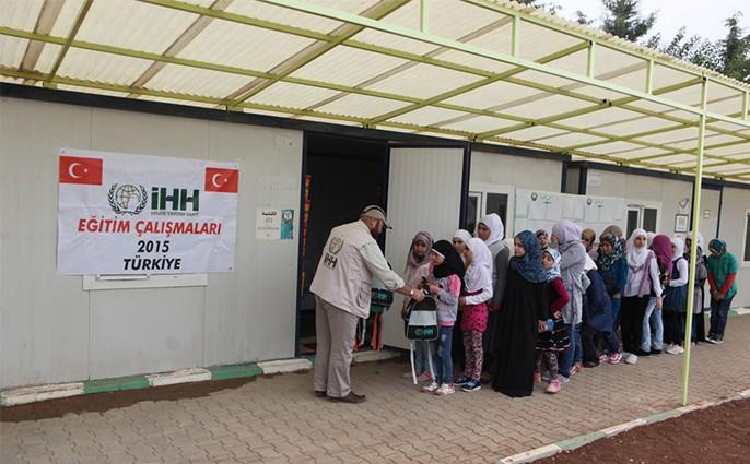 İHH'dan Suriyeli çocuklara 15 bin okul çantası