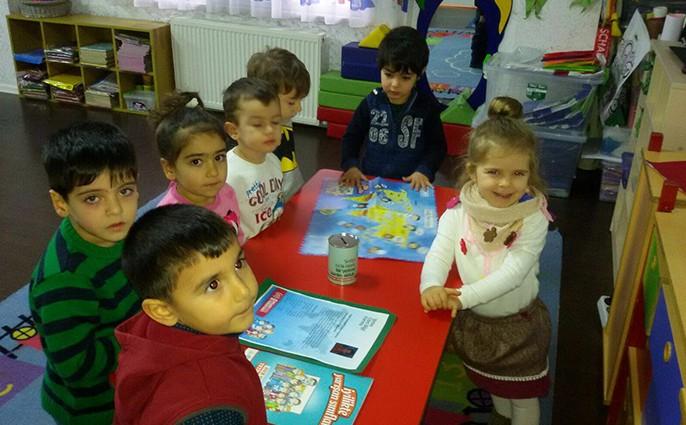 Minik ellerini yetim kardeşlerine uzattılar