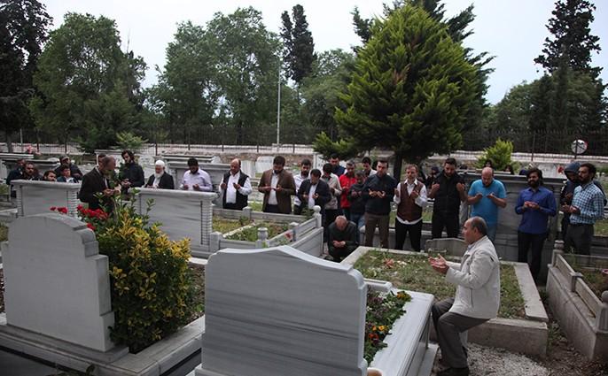 Eller "İki Güzel Adam" için semaya açıldı