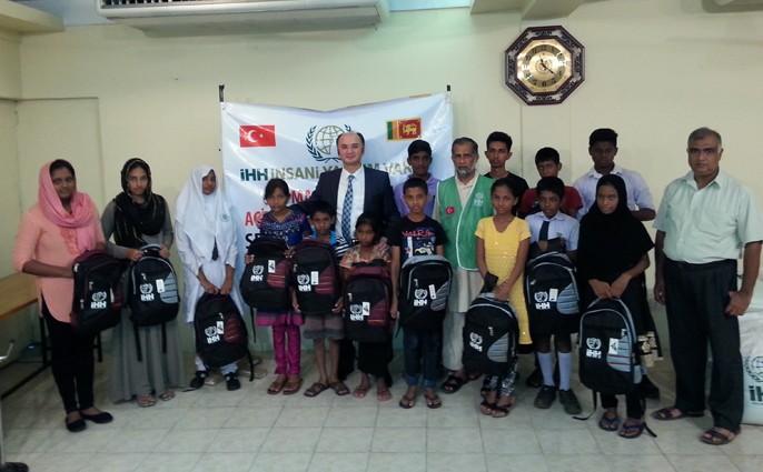 Sri Lanka’da selden etkilenen yetimlere yardım