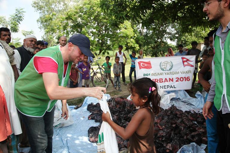 Yokluk ülkesi Nepal’e İHH’dan yardım eli