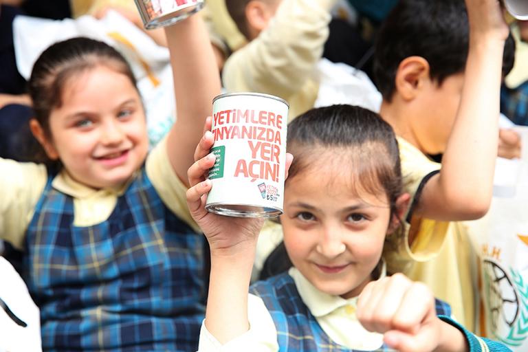 Turkey Students Put a Smile on 24.000 Orphans’ Faces