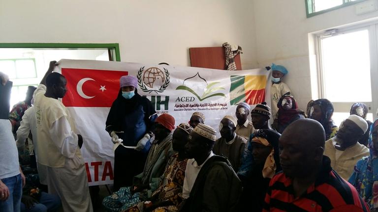 İHH, 600 Beninliye ışık oldu
