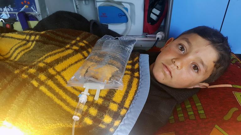 Suriye’de bacakları kopan çocuğa İHH sahip çıktı