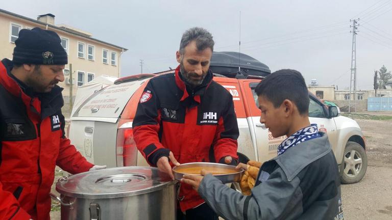 İHH’dan 5 bin depremzedeye sıcak çorba