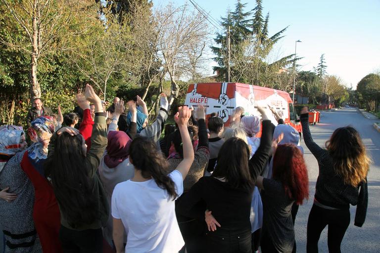 ‘Kızlarımız insanlık için sevgi örüyor’