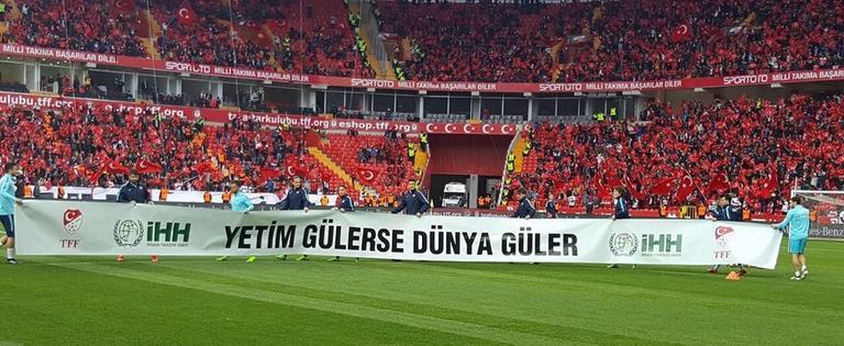 A Milli Futbol Takımı'mız yetimleri güldürdü