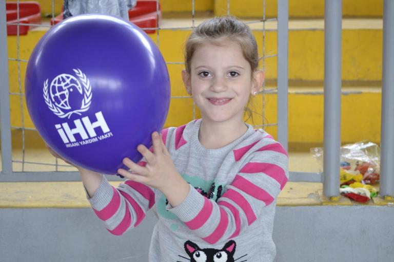 Makedonyalı yetimler İHH ile sevindi