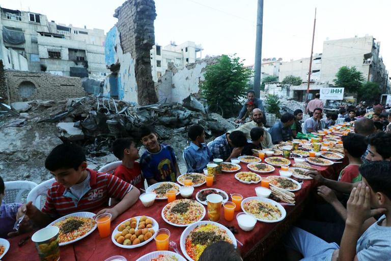 İHH, Ramazan boyunca Doğu Guta’da iftar verdi